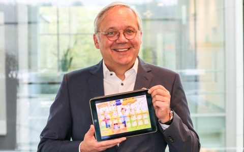 Auch auf dem Tablet abrufbar: Ralf Schodlok eröffnet zum 90-jährigen ESWE-Jubiläum den großen 90-Tage-Adventskalender. Am 3. Oktober geht’s los auf www.eswe-versorgung.de