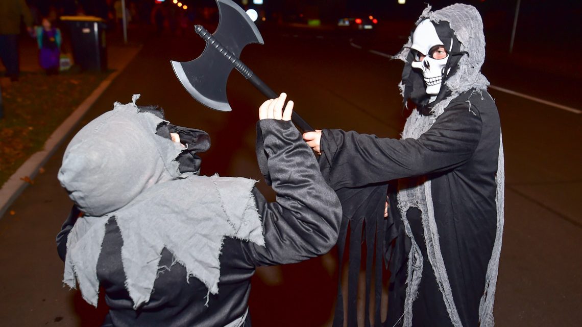 Halloween in Aukamm Housing: Trick or Treat, dafür gab es reichlich Süßes. Foto: Volker Watschounek