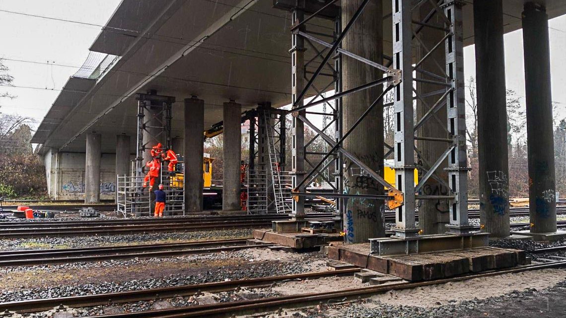 Abriss : Hessen Mobil und Bahn stellen Notgerüst - Bahnverkehr zum Wochenstart wieder frei