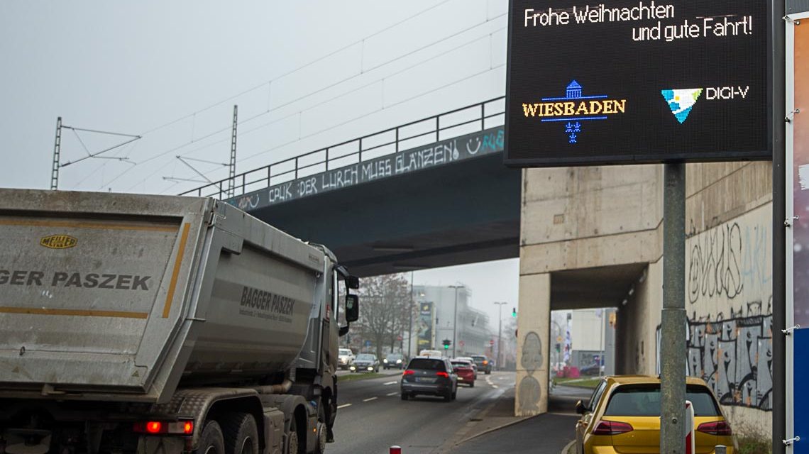 Wiesbaden nimmt die erste digitale Verkehrs-Infotafel in Betrieb