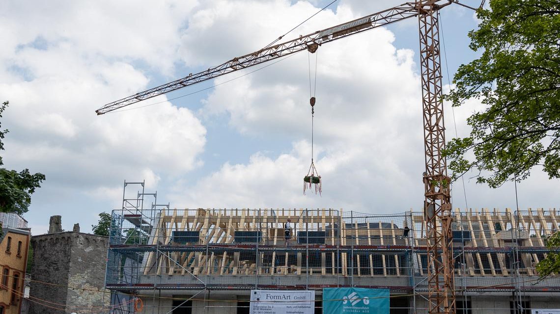 Der Spatenstich und Baubeginn liegt zwei Jahre zurück. Fertig werden soll die Ortsverwaltung Sonnenberg am Hofgartenplatz Nummer 1 bis März 2022. Am 23. Juli 2021 war erst einmal Richtfest.