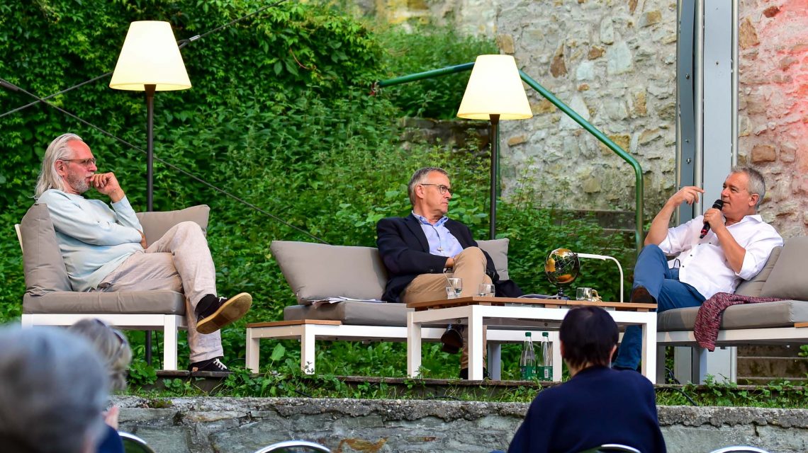 Ulrich Cyran, Stefan Schröder, Ilija Trojanov sitzen auf der Bühne der Burg Sonnenberg.