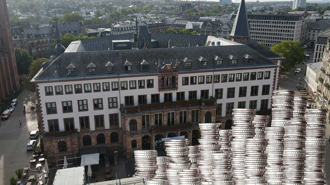 Neues Rathaus in Wiesbaden, Kollege, Münzen türmen sich auf. Haushaltsplan. Kämmererentwurf. Finanzchaos. Streit um den Haushalt. Haushaltsplan 2025