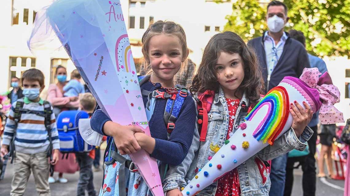 Aurelia und Greta bei der Einschulung in der Hebbel Grundschule