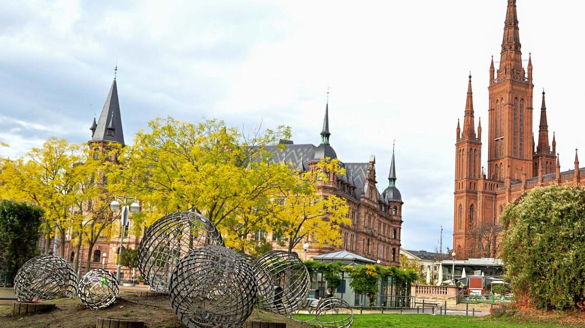 Bild zeigt die Skulptur von Kutscher, wo jedes Jahr das Kürbissuppenfest gefeiert wird.