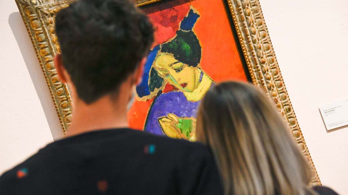 Tag der offenen Tür: Zwei Museumsbesucher schauen sich ein Werk von Jawlensky an.