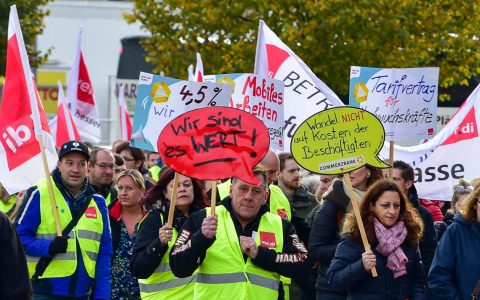 Warnstreik in Wiesbaden: Banker gehen auf die Straße. Warnstreik in Wiesbaden. ©2021 Volker Watschounek
