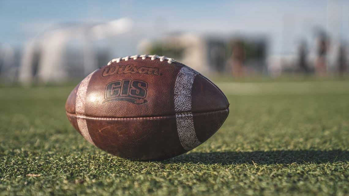 Phantoms: Football liegt auf Spielfeld