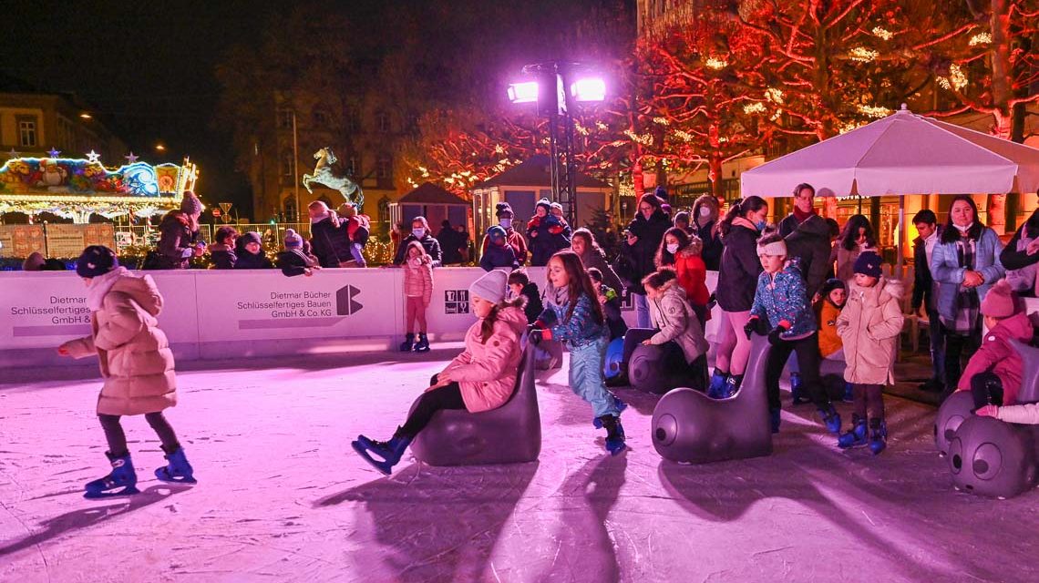 Kinder stür,men das Eis: Luisenplaztu on Ice ist eröffnet.