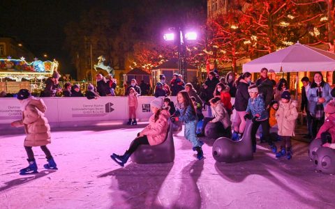 Kinder stür,men das Eis: Luisenplaztu on Ice ist eröffnet.