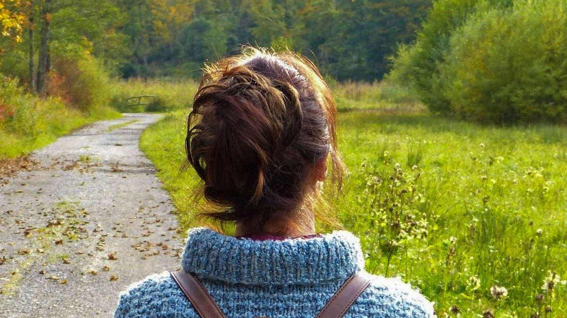 Trauercafé: Trauernde Person in der Natur.