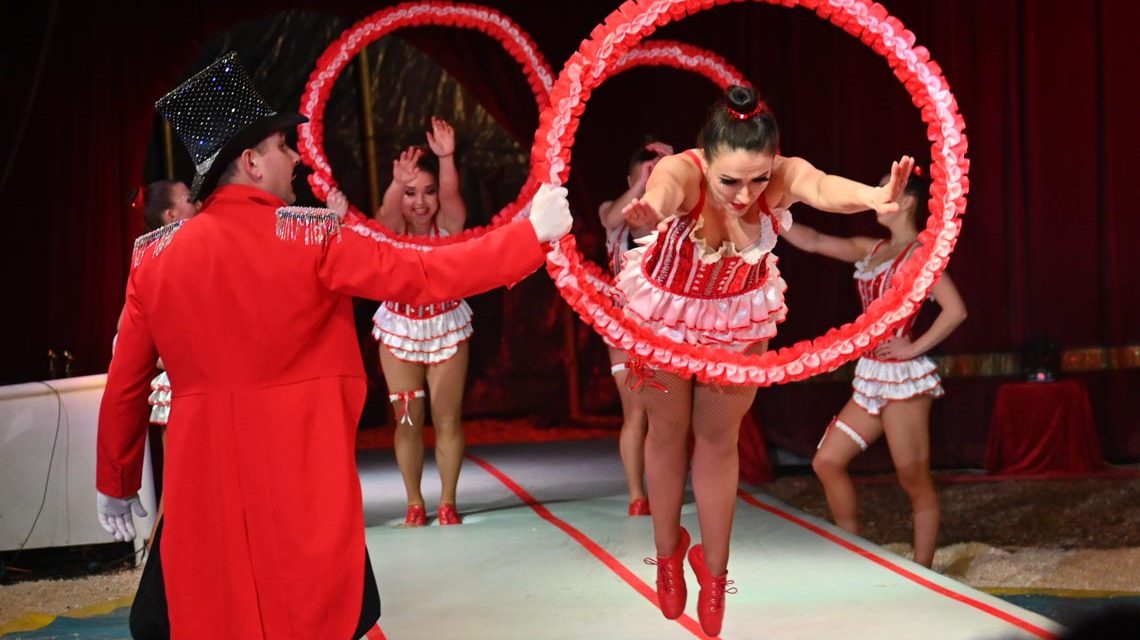 Seit dem 17. Dezember 2021 und noch bis zum 2. Januar 2022 bringt der Wiesbadener Weihnachtszirkus neue Manegen-Stars der internationalen Circuswelt auf den Festplatz Gibber Kerb.