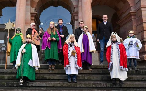 Sternsinger in Wiesbaden auf der Rathaustreppe