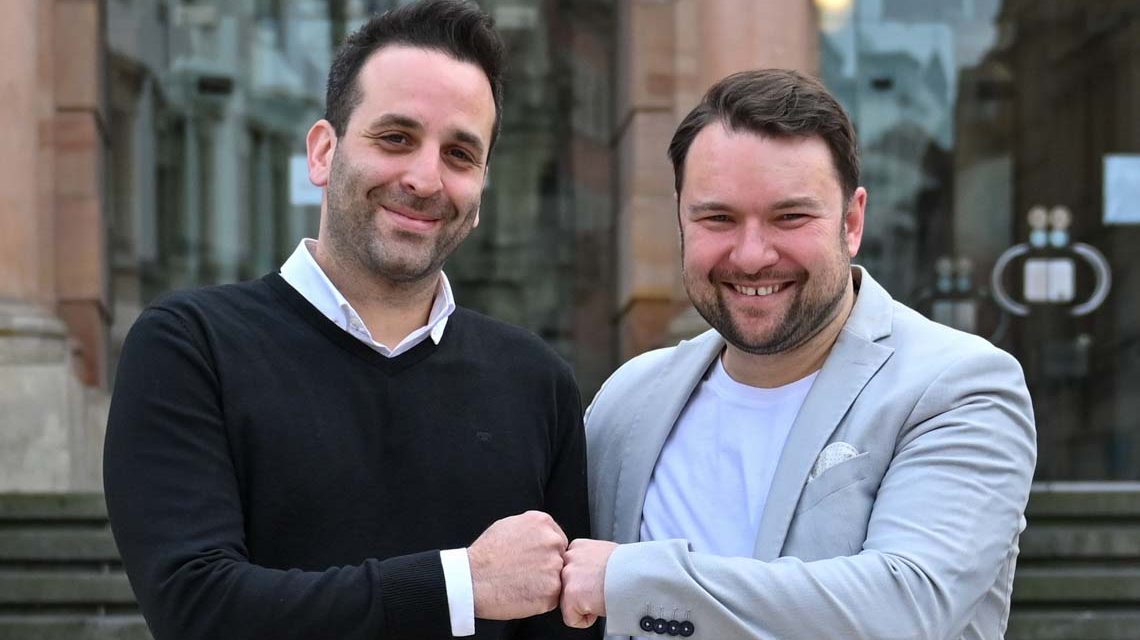 Daniel Redin und Pascal Rück stehen in Wiesbaden vor der Rathaustreppe.