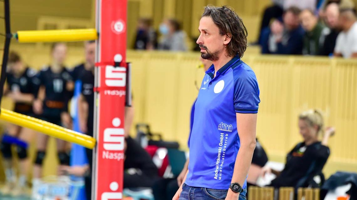 Archivfoto: Benedict Frank steht am Spielfeldrand