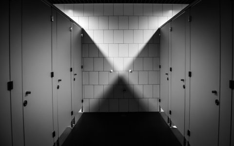 Toilettenanlage in Schulen