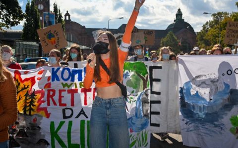 Fridays for Future - Globaler Klimastreik in Wiesbaden, Demonstrationszug vom Bahnhof zum Landtag.