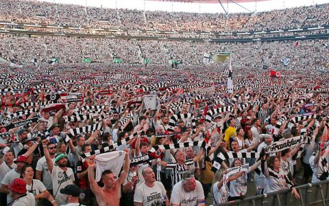 Fans beim Pubic Viewing, Emotionen von den daheimgebliebenen Fans, Finale Europa League 2022, Waldstadion Frankfurt, Deutsche Bank Park,