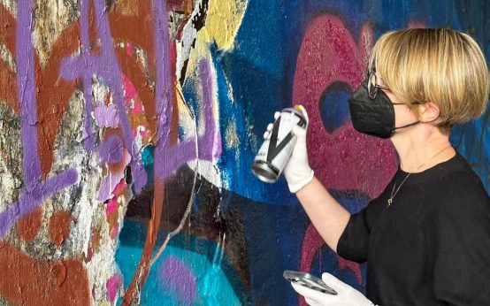 Dr. Patricia Becher als Sprayerin am Brückenkopf in Mainz-Kastel.