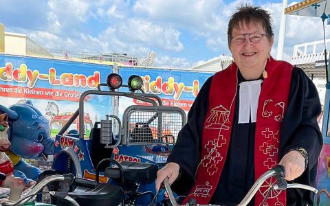 Pfarrerin Christine Beutler-Lotz auf dem Weg zum Gottesdienst!