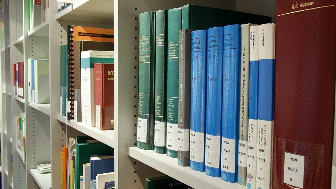Stadtteilbibliothek Klarenthal wird neu gestaltet. Das Bild zeigt ein Regal mit Büchern.