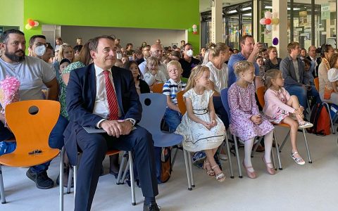 Kultusminister Lorz begrüßt die neuen ABC-Schützen der Wickersbach-Grundschule im Wiesbadener Stadtteil Naurod