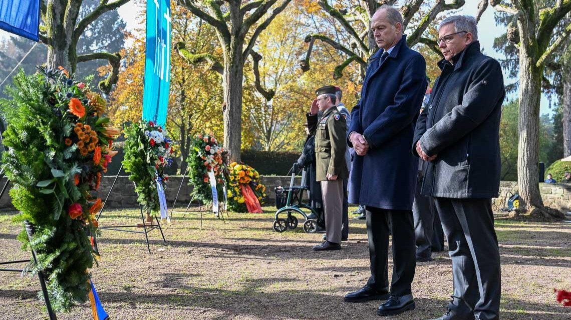 Stilles Gedenken: Oberbürgermeister Gert-Uwe Mende und Stadtverordnetenvorsteher Dr. Gerhard Obermayr legen legen den Kranz der Landeshauptstadt nieder.