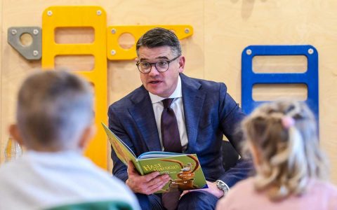 Ministerpräsident Rhein liest am 19. „Bundesweiten Vorlesetag“ in der Kita Wichtelburg in Wöllstadt vor
