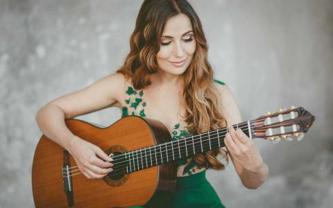 Yuliya Lonskaya, Frau mit Gitarre