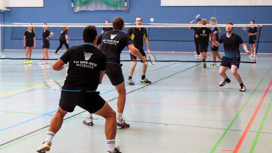 Badminton Herren Doppel in der Halle.