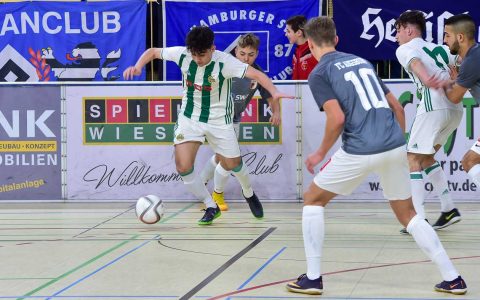Hallenfußball, Ballverteidigung in der eigenen Spielhälfte.