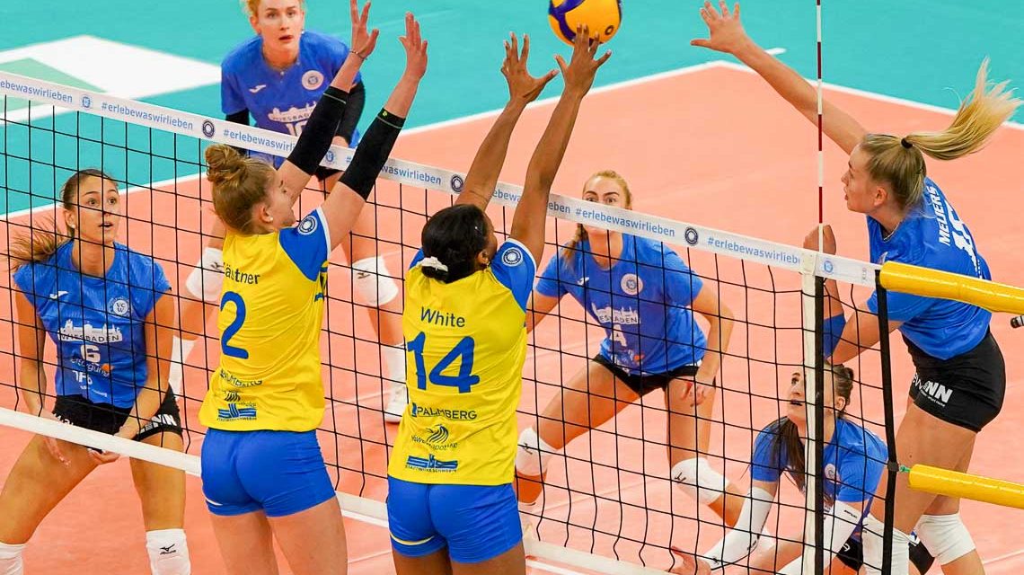 Annick Meijers spielt den Ball in den Schweriner Block.