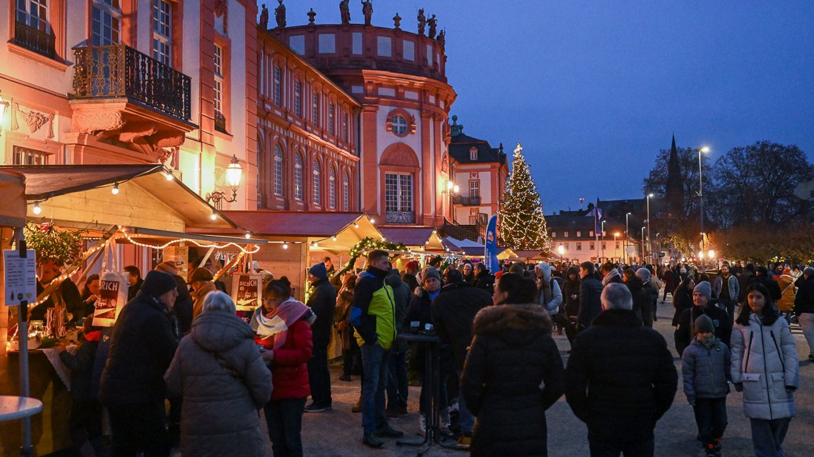 Weihnachtsmarkt Wiesbaden Biebrich vor dem Schloss Wiesbaden