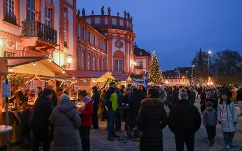 Weihnachtsmarkt Wiesbaden Biebrich vor dem Schloss Wiesbaden