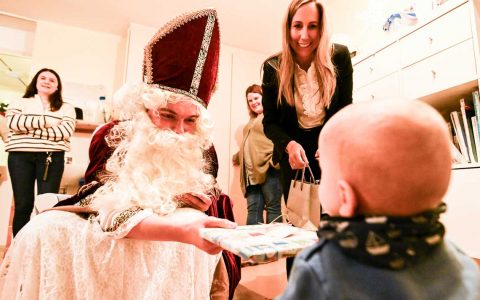 Der Nikolaus mit Astrid Wallmann zu Besuch im Jugendhilfezentrum Johannesstift