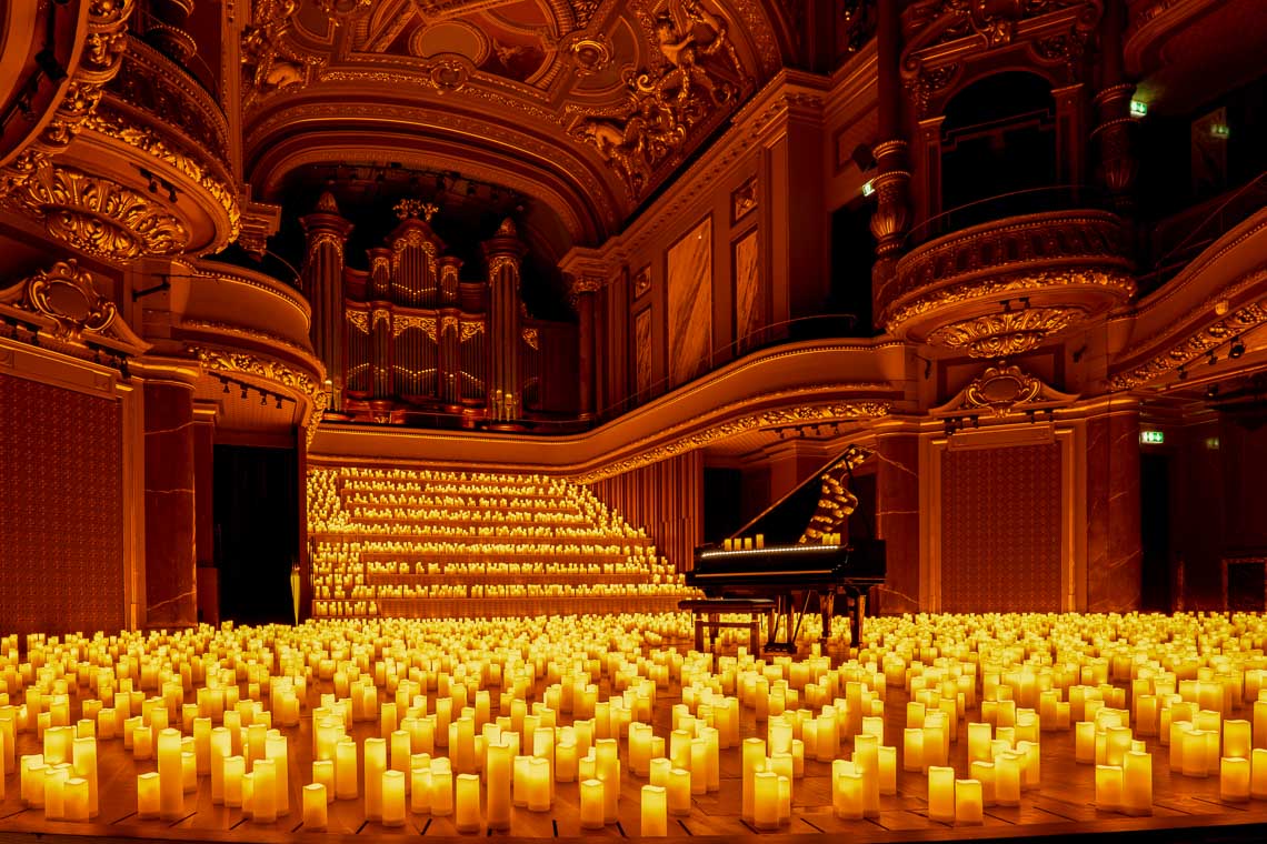 Candwelihgnht Konzert, Candlelight Christmas im Kurhaus Wiesbaden. Das Bild zeigt ein Meer aus Kerzen im Staatstheater Wiesbaden auf der Bühne.