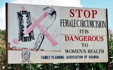Straßenplakat in Uganda gegen Genitalverstümmelung.