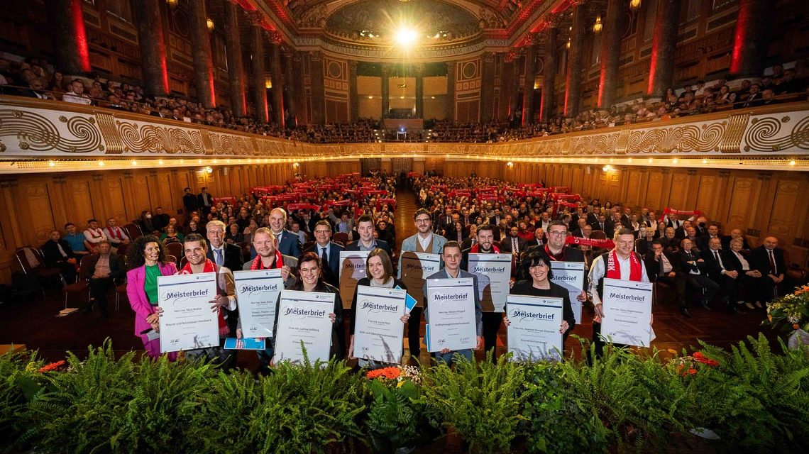 445 Jungmeisterinnen und Jungmeister im Wiesbadener Kurhaus überreicht