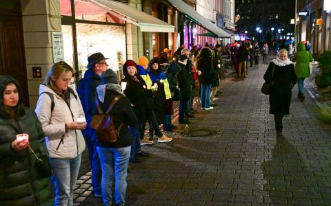 Lichterkette durch die Wiesbadener Innenstadt