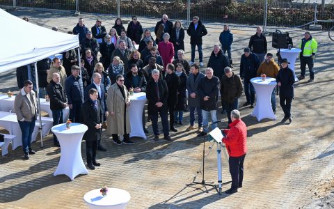 Spatenstich für die neue Zulassungsstelle in Wiesbaden. Andreas Guntrum begrüßt die Gäste.