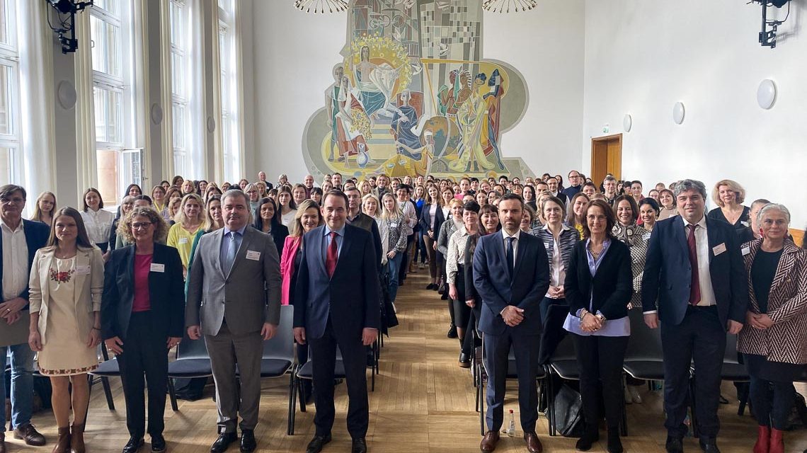 Kultusminister Lorz dankt 300 ukrainischen Lehrkräften in Frankfurt für ihren Einsatz in hessischen Schulen