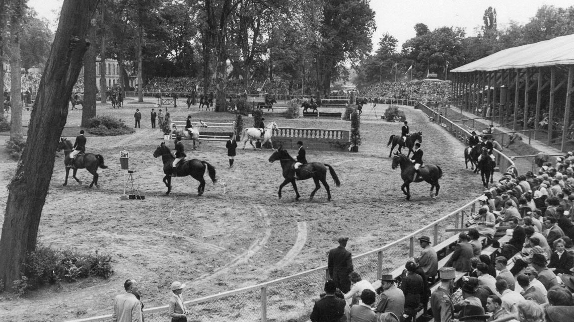 Pfingstturnier: Ein Blick in 1952 – das erste Turnier auf dem neuen großen Platz, der heute noch alljährlich internationale Top-Reiter empfängt.