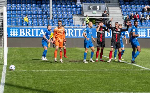 Strafraumszene im 16er des SV Meppen. Ball geht knapp am Tor vorbei.