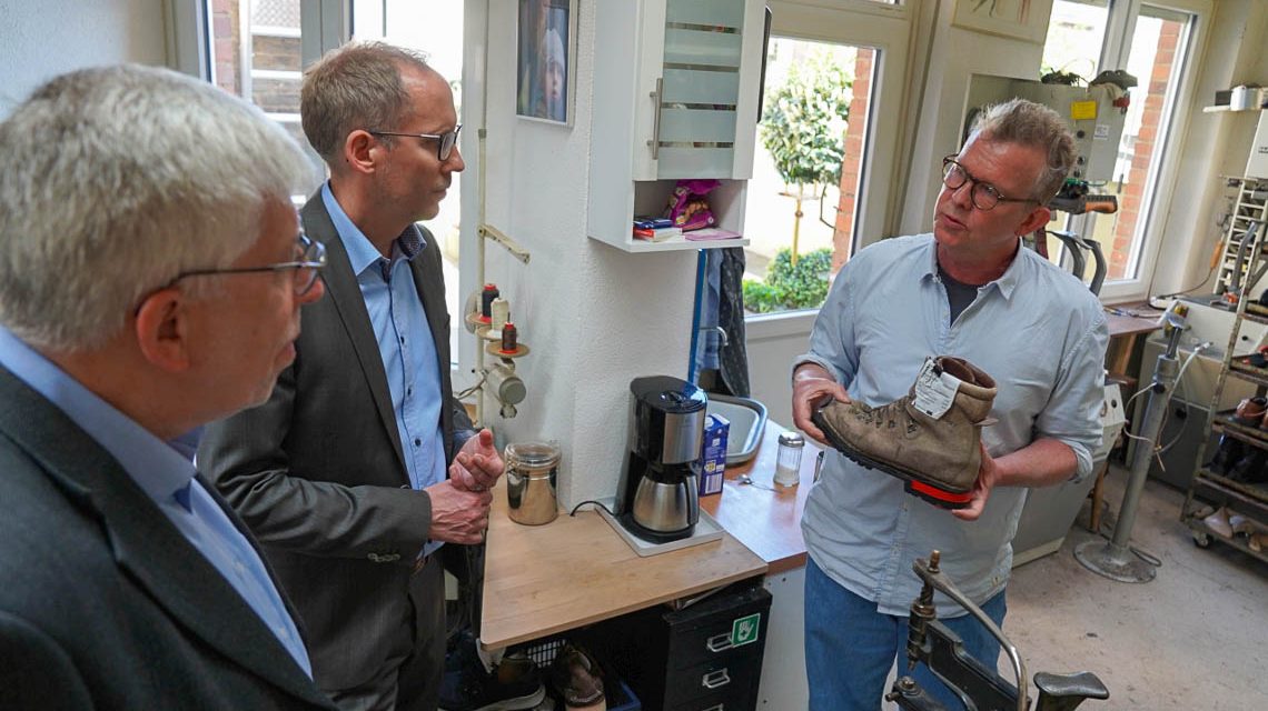 „Kabinett besucht Talente“: Sozialminister Klose zu Gast bei Schuhmacherei Baumbach in Wiesbaden