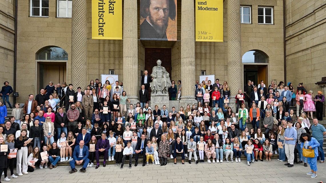 Foto: Die prämierten Schülerinnen und Schüler sowie alle Teilnehmerinnen und Teilnehmer der Feierstunde vor dem Museum Wiesbaden. Bildnachweis: Stiftung Handschrift / Paul Müller