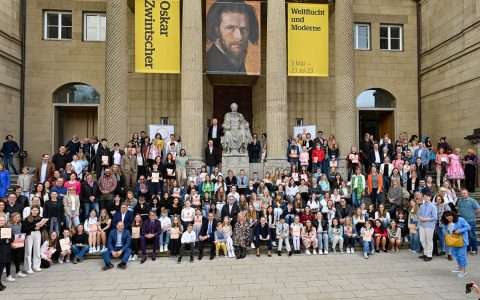 Foto: Die prämierten Schülerinnen und Schüler sowie alle Teilnehmerinnen und Teilnehmer der Feierstunde vor dem Museum Wiesbaden. Bildnachweis: Stiftung Handschrift / Paul Müller