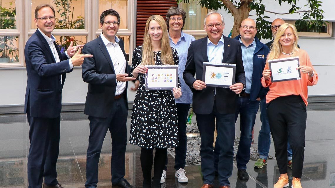 Nach getaner Arbeit: Die Wasserglas-Jury mit (v. l.) Frank Rolle (ESWE Versorgung), Olaf Streubig (Journalist), Sina Schreiner (Journalistin) mit dem zweiten Platz, Anke Auen (ESWE Versorgung), Ralf Schodlok (Vorstandsvorsitzender ESWE Versorgungs AG) mit dem Gewinner-Motiv, Robert Hammann (ESWE Versorgung), Maik Schmiele (ESWE Versorgung) und Sabine Stang (Mediengestalterin) mit dem Drittplatzierten.