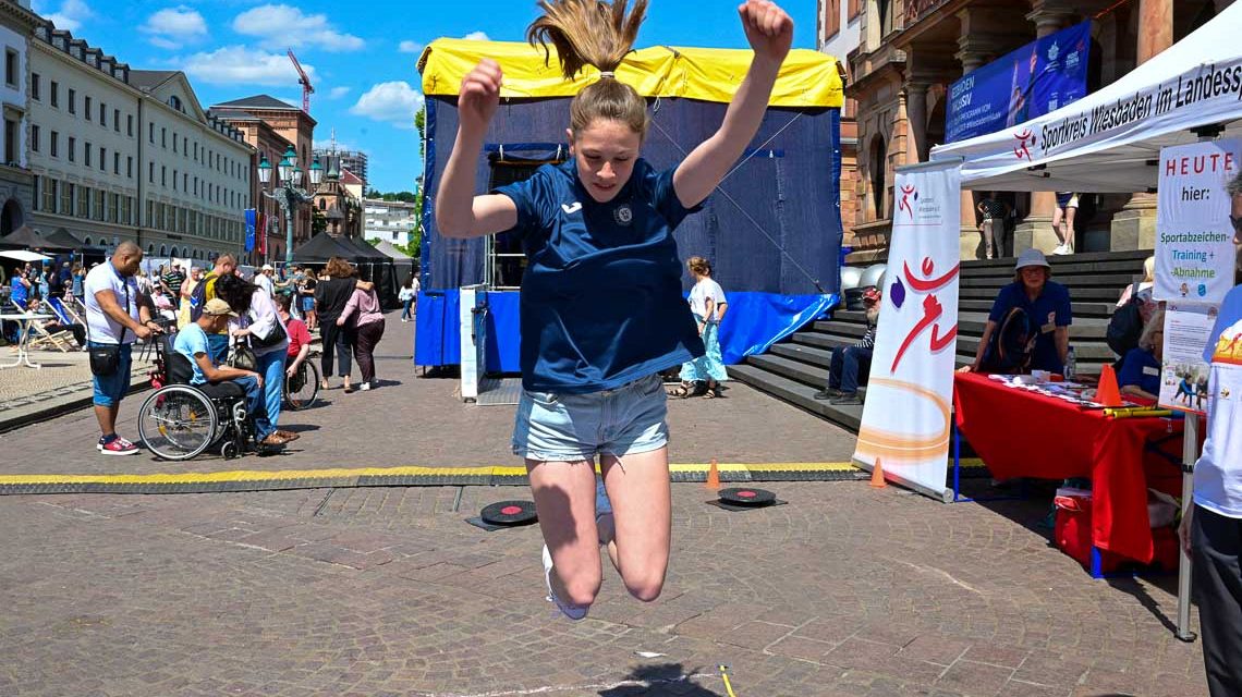 Standweitsprung beim Sport- und Inklusionstag in Wiesbaden