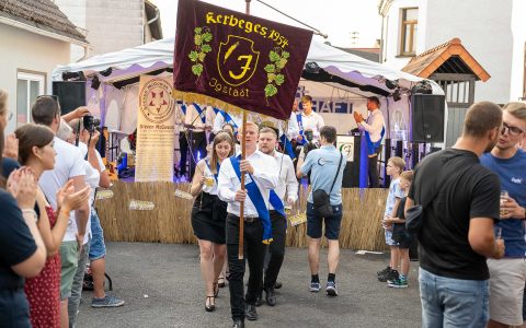 Igstadter Kerb, Einzug der Kerbeburschen und Fassanstich.
