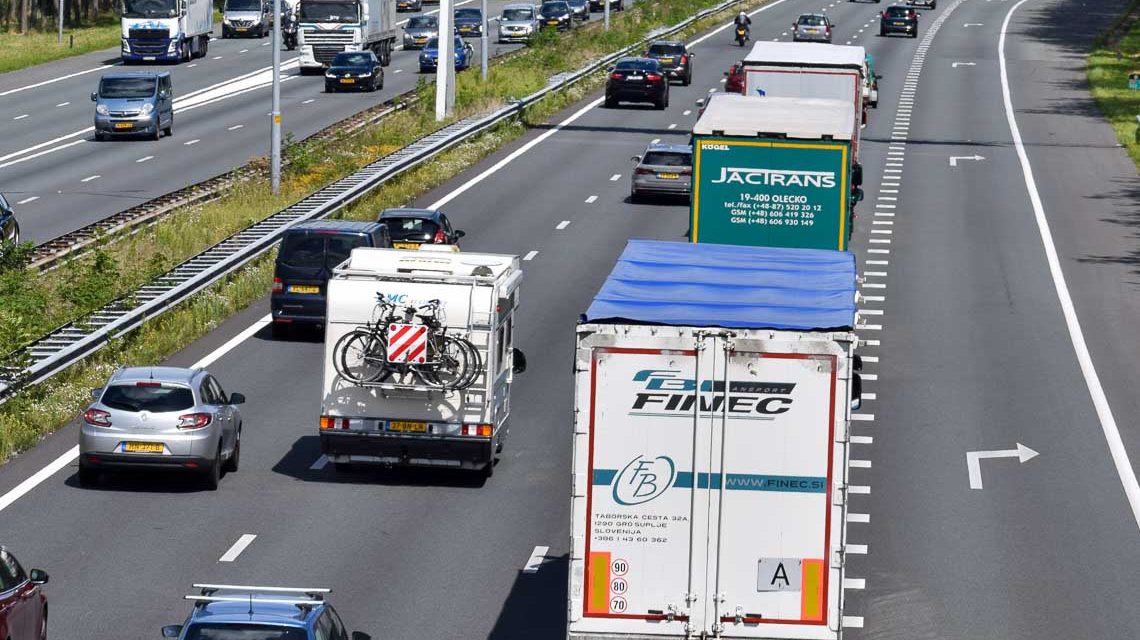 Symbolbild: Autobahn mit Scherlastverkehr / Deckenerneuerung
